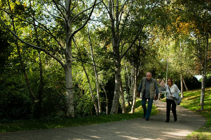 Couple de seniors en promenade, ostéopathe senior à Paris 19e